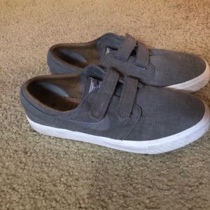 NIKE SIZE 8 SLIP ONS